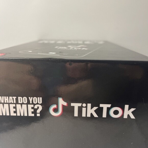 What Do You Meme? Party Card Game Tik Tok Edition TTG418 - Picture 7 of 9